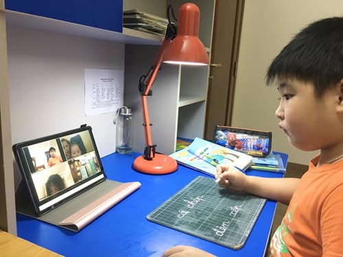 GV-HS tham gia học trực tuyến tại nhà